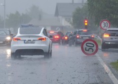 Huda ura se bo začela okoli poldneva, ponekod možna tudi toča