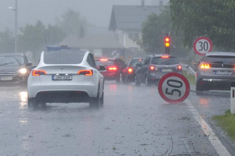 Huda ura se bo začela okoli poldneva, ponekod možna tudi toča (foto: Profimedia)