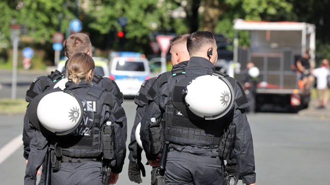 Najprej napadel policijski avto, nato pa se z nožem še spravil nad tri policiste (foto: Profimedia)