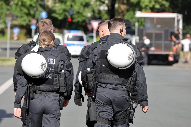 Najprej napadel policijski avto, nato pa se z nožem še spravil nad tri policiste (foto: Profimedia)