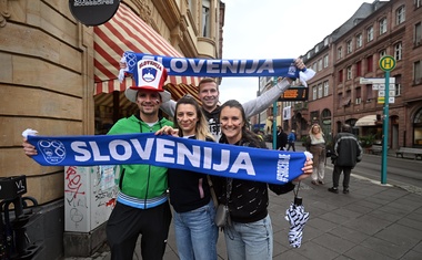 Frankfurt je že odet v slovenske barve: na zgodovinsko tekmo se pripravlja na tisoče podpornikov Kekove čete (VIDEO)