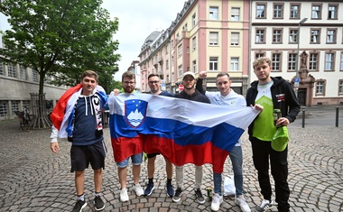 Frankfurt je že odet v slovenske barve: na zgodovinsko tekmo se pripravlja na tisoče podpornikov Kekove čete (VIDEO)