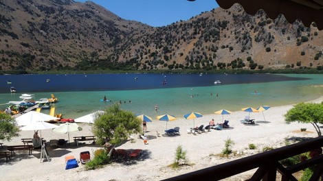 Turista šokirana nad nastanitvijo v priljubljeni počitniški destinaciji: "Lastnik nam zapira vodo, strop bo kmalu padel ..."