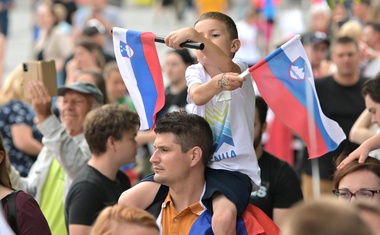 Kongresni trg poka po šivih: to je veličasten sprejem za naše nogometaše! (FOTO)