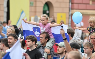 Kongresni trg poka po šivih: to je veličasten sprejem za naše nogometaše! (FOTO)