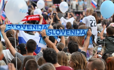 Kongresni trg poka po šivih: to je veličasten sprejem za naše nogometaše! (FOTO)