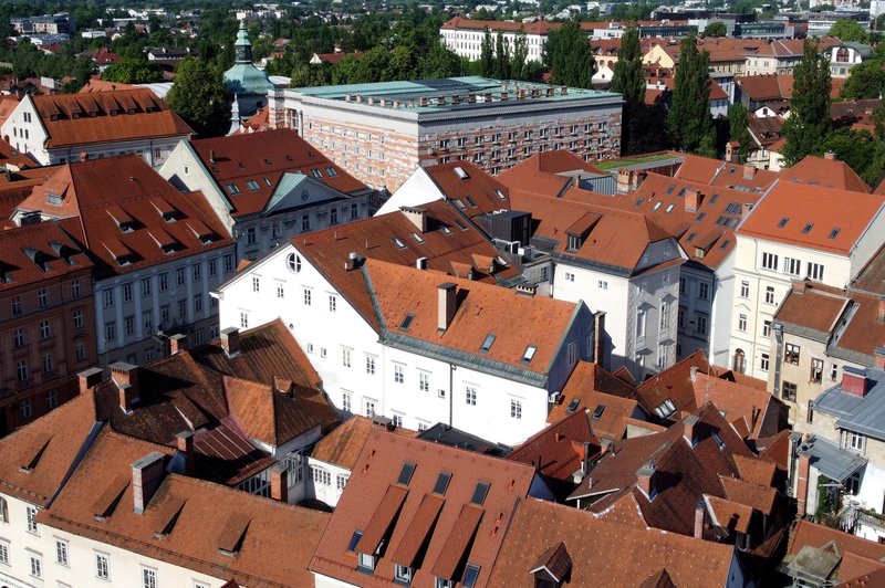 Za gradnjo novih stanovanj v samem središču Ljubljane bodo morali porušiti ... (foto: Igor Kupljenik/Bobo)