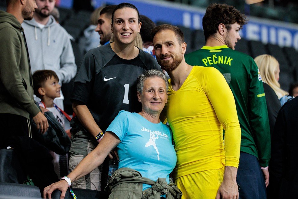 Jan Oblak z mamo Stojanko in sestro Tejo Oblak