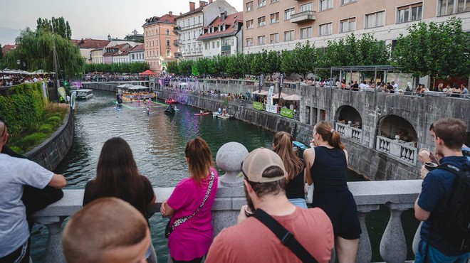 V središče Ljubljane se vrača športni spektakel (foto: Facebook/A1 Volleyball on Water)