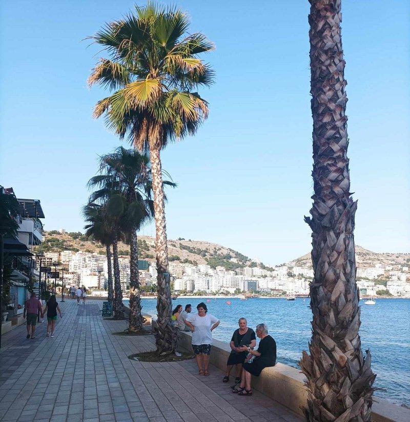 Promenada v obmorskem mestecu Sarandë.