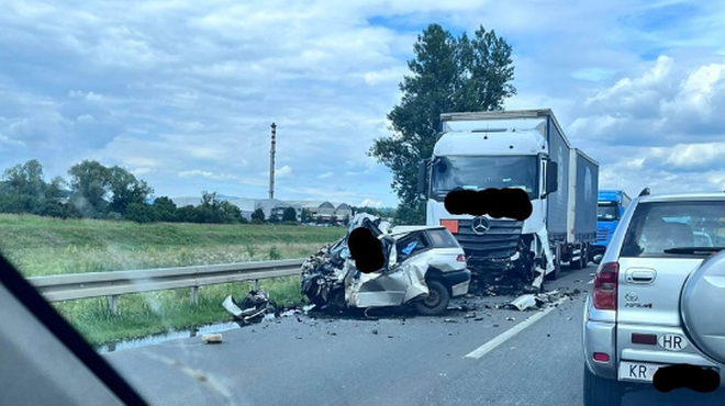 Grozljivka v Zagorju: avto zapeljal na nasprotni pas in trčil v tovornjak (foto: Policija zaustavlja-Krapinsko zagorska županija)