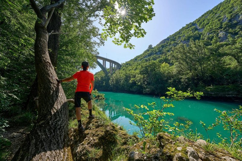 Soča teče skozi slikovito slovensko dolino, preden prečka mejo z Italijo, kjer se končno izliva v Jadransko morje.