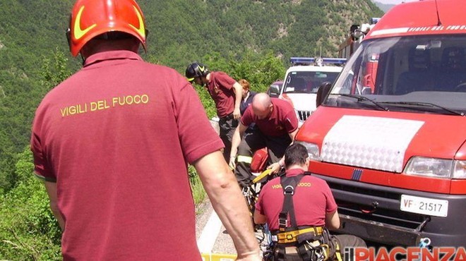 Počitnice iz pekla: žičnica mamo dveh otrok vlekla 50 metrov, njena družina je bila nemočna (foto: Twitter/ilpiacenza)