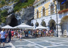 Drama pred Postojnsko jamo: turistka zgroženo ugotovila, da ...