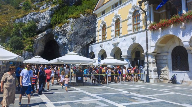 Drama pred Postojnsko jamo: turistka zgroženo ugotovila, da ... (foto: Profimedia)