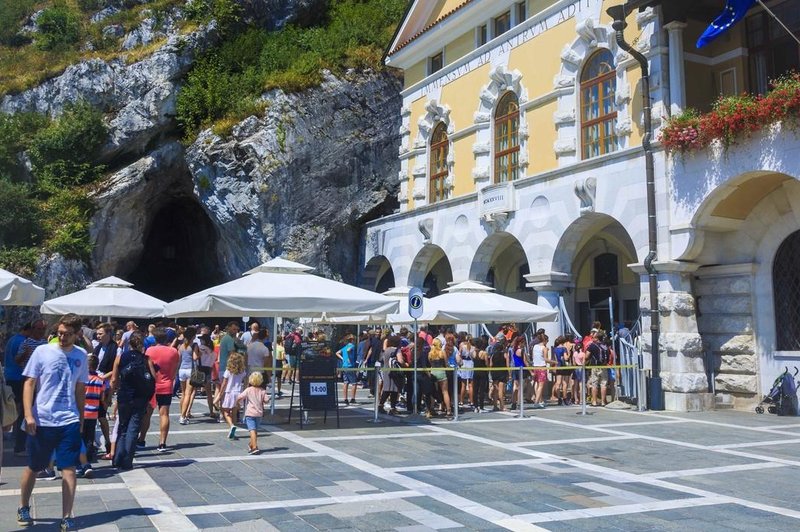 Drama pred Postojnsko jamo: turistka zgroženo ugotovila, da ... (foto: Profimedia)