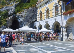 Drama pred Postojnsko jamo: turistka zgroženo ugotovila, da ...