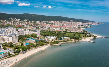 Pozabite na drago Hrvaško! To je top poletna destinacija: čudovite plaže in občutno nižje cene (pivo manj kot 2 evra!)