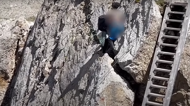 Posneli dejanje neodgovornih staršev: po strmih skalah so se spustili z majhnim otrokom (VIDEO) (foto: Il Dolomiti/posnetek zaslona/Yt)