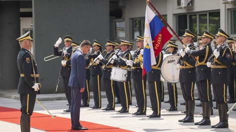 Šarec slovesno zapustil ministrstvo za obrambo: kaj si šteje za uspeh? (FOTO)