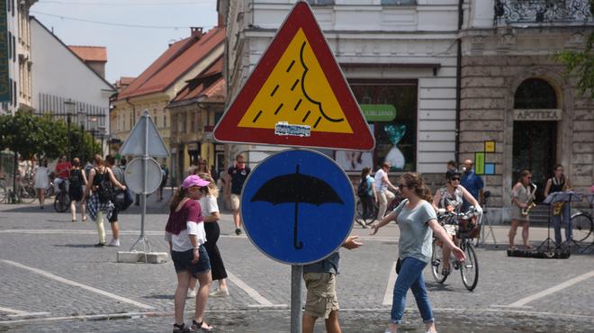 Ljubljana nad vročino: po mestu bodo postavili 32 ... (foto: Borut Živulovič/Bobo)