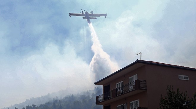 Zaradi peklenskih temperatur v Dalmaciji zagorelo, opozorila tudi za turiste (foto: Bobo)