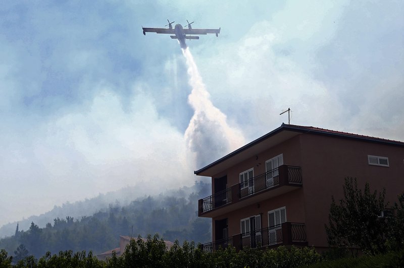 Zaradi peklenskih temperatur v Dalmaciji zagorelo, opozorila tudi za turiste (foto: Bobo)