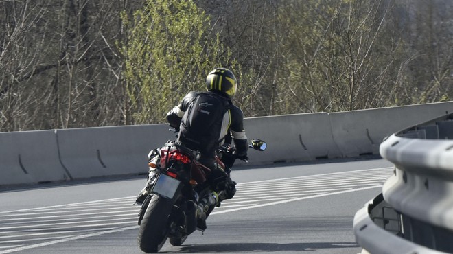 Huda nesreča: motorist izgubil nadzor in obtičal pod osebnim vozilom (foto: Žiga Živulovič jr./Bobo)