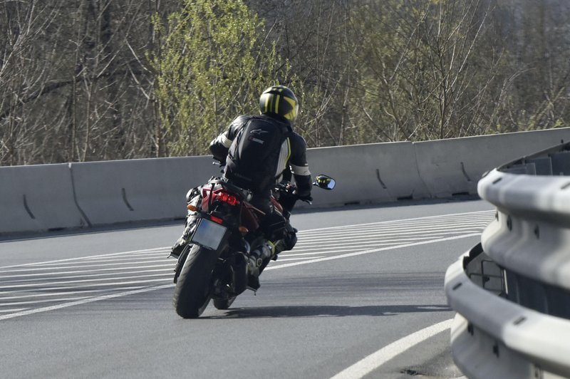 Huda nesreča: motorist izgubil nadzor in obtičal pod osebnim vozilom (foto: Žiga Živulovič jr./Bobo)