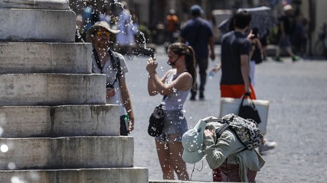 Temperature tako visoke, da ljudje bežijo iz mest