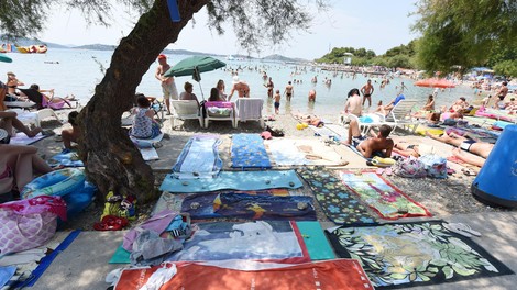 Ob jutranjem sprehodu ob plaži na Jadranu številni besni kot ris: "To nima smisla!"