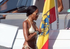 Naomi Campbell na jahti v družbi zvezdniških prijateljic (so njene mokre kopalke razkrile preveč?)