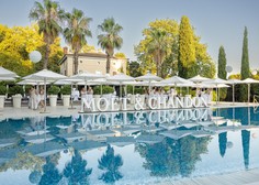 Nepozaben poletni večer: vrhunska zabava v belem ob bazenu prestižnega hotela (FOTO)