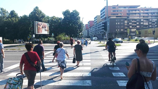 Ljubljanski semafor dobesedno sili pešce v tek: starejši ljudje in starši z vozički nimajo možnosti (foto: M.P.)