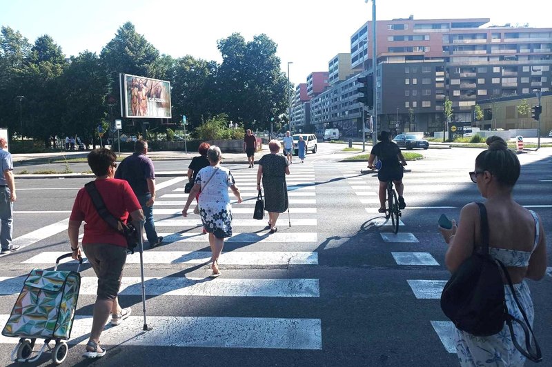 Ljubljanski semafor dobesedno sili pešce v tek: starejši ljudje in starši z vozički nimajo možnosti (foto: M.P.)