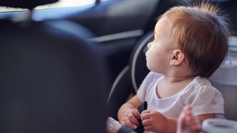 Oče v avtomobilu pozabil enoletno deklico, žal je pomoč prišla prepozno