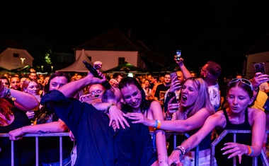 Zaradi poroke uspešni slovenski glasbenik skoraj zamudil na lastni koncert (FOTO)