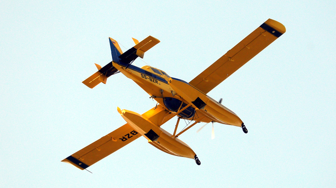 Težave slovenskega Air Tractorja: po gašenju požara se med pristajanjem niso odprla kolesa (foto: Borut Živulović/Bobo)