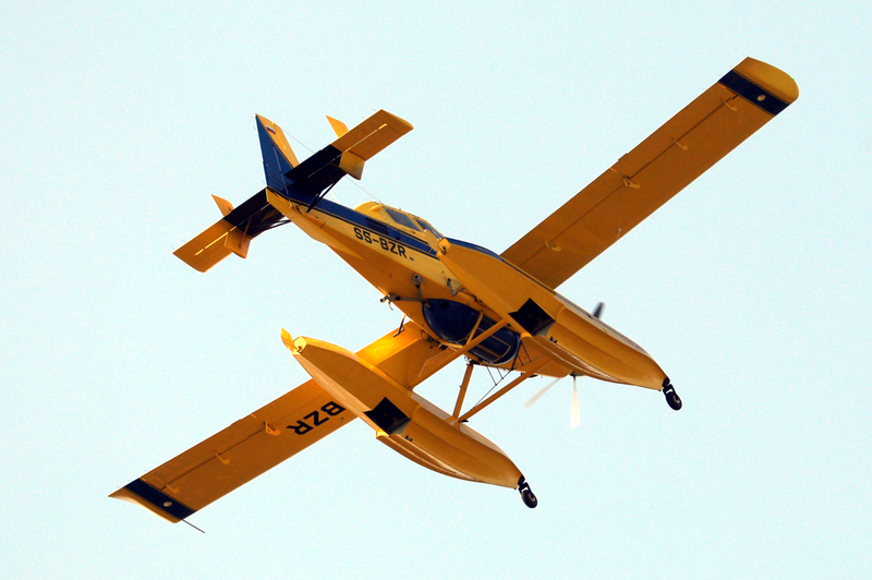 Težave slovenskega Air Tractorja: po gašenju požara se med pristajanjem niso odprla kolesa (foto: Borut Živulović/Bobo)