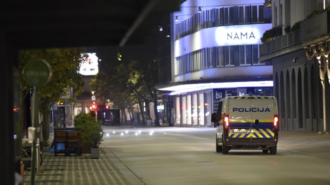 V središču Ljubljane ponoči več patrulj, eno osebo odpeljali v UKC (foto: Žiga Živulović Jr./Bobo)