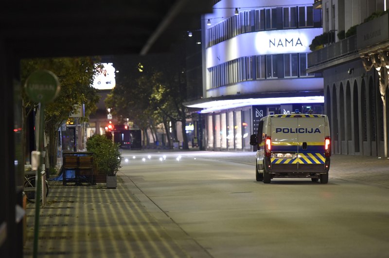 V središču Ljubljane ponoči več patrulj, eno osebo odpeljali v UKC (foto: Žiga Živulović Jr./Bobo)