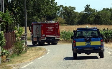 Gašenje požara na Krasu otežuje burja: električno omrežje odklopljeno, v pripravljenosti je vojska, oglasil se je Robert Golob