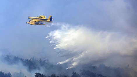 Uničujoči požar na Nanosu: pri gašenju pomagal tudi air tractor