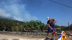 Previdno na poti! Zaradi požara na Krasu zelo moten promet, zaprtih je več cest