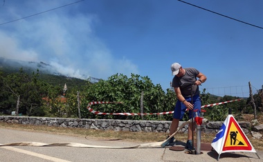 Gašenje požara na Krasu otežuje burja: električno omrežje odklopljeno, v pripravljenosti je vojska, oglasil se je Robert Golob