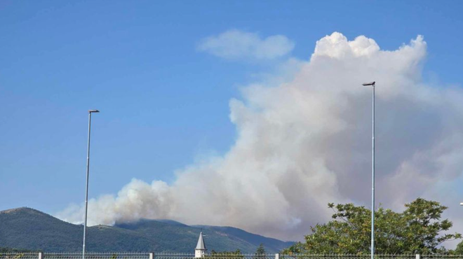 Dve leti po uničujočem požaru na Krasu tam zopet zagorelo (na delu več gasilskih enot) (foto: Neurje.si/Helena Črnilogar in Matias Demsar)