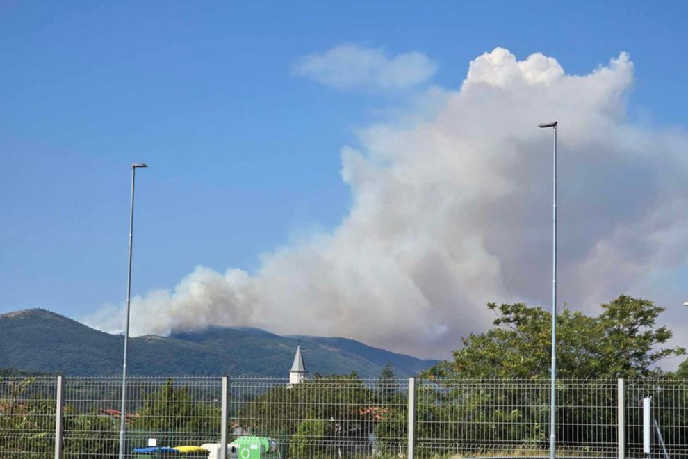 Dve leti po uničujočem požaru na Krasu tam zopet zagorelo (na delu več gasilskih enot)