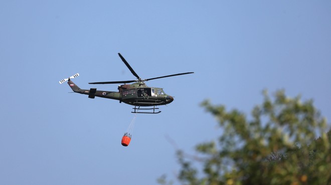 Gašenje požara na Krasu se nadaljuje: se lahko ogenj razširi? (foto: Bobo/Borut Živulović)