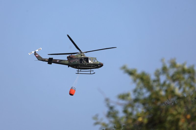 Gašenje požara na Krasu se nadaljuje: se lahko ogenj razširi? (foto: Bobo/Borut Živulović)