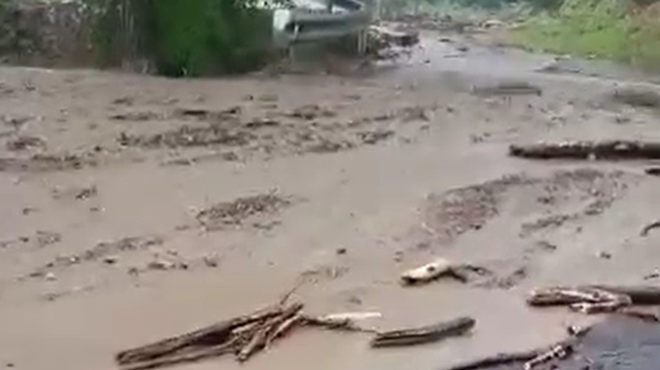 Mračne napovedi se uresničujejo: močne nevihte zajele državo (ponekod je že padala toča) (foto: posnetek zaslona/Facebook Koroška Čveka)